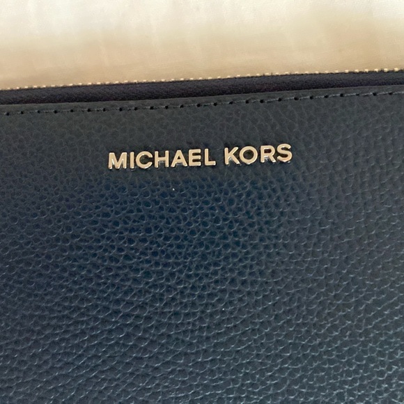 Michael Kors zip Wallet - Picture 3 of 6